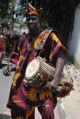  The Dance of the Talking Drum! - A Rhythmic Journey Through Nigerian Folklore